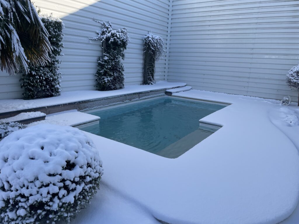Entretenir votre piscine en hiver avec Les Piscines du Faubourg Cholet