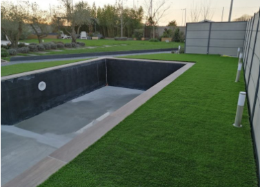 Pose du revêtement autour de la piscine
